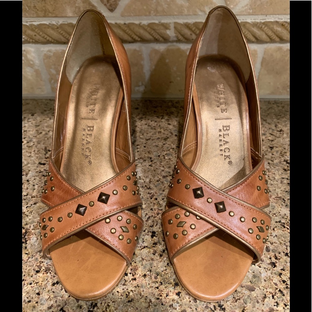 WHBM tan leather pumps 7m